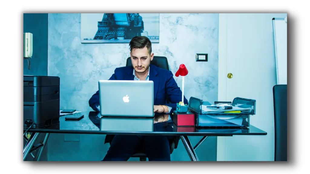 Luca Avallone al lavoro sul codice di uno store