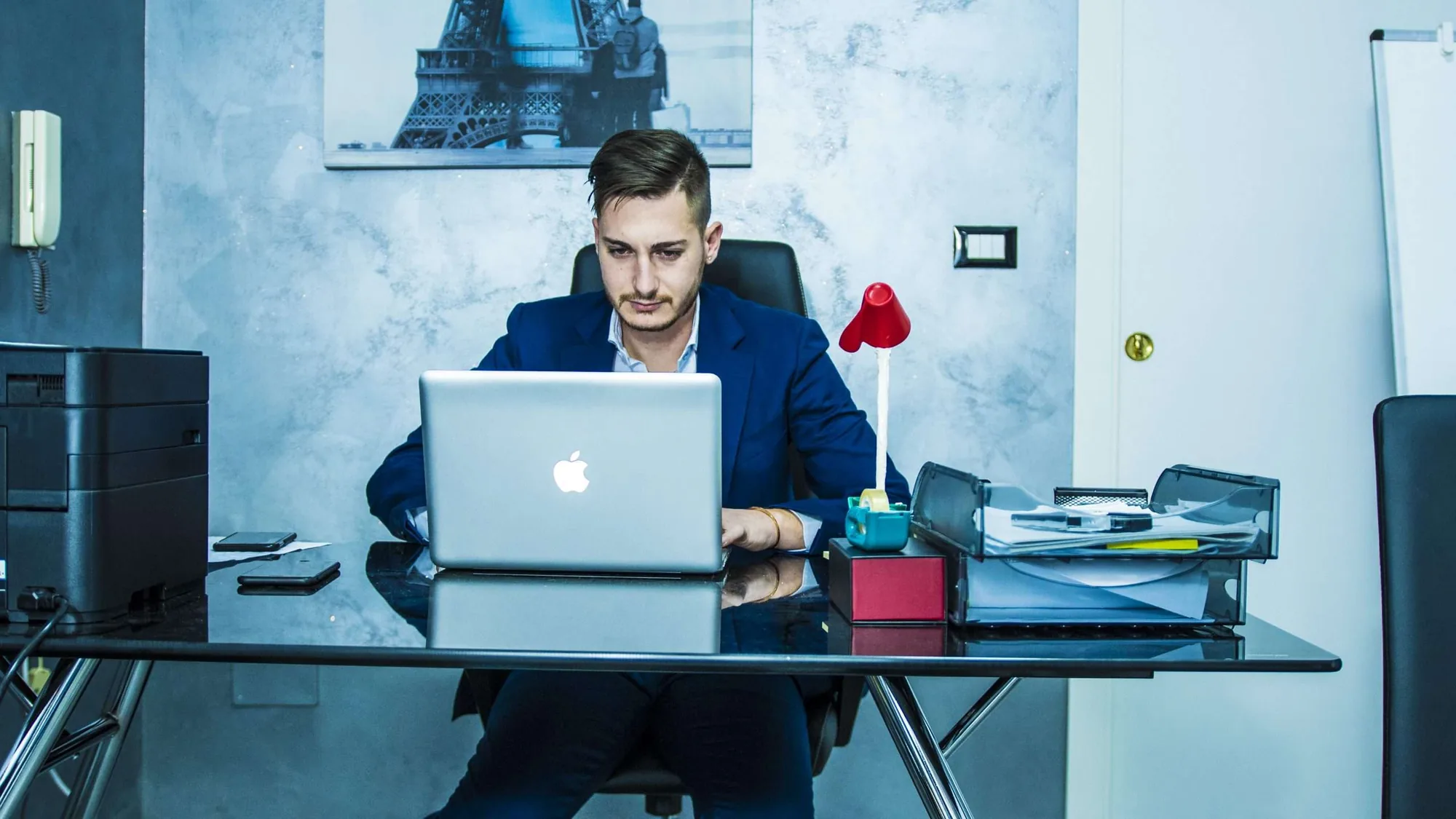 Luca Avallone al lavoro nel suo studio