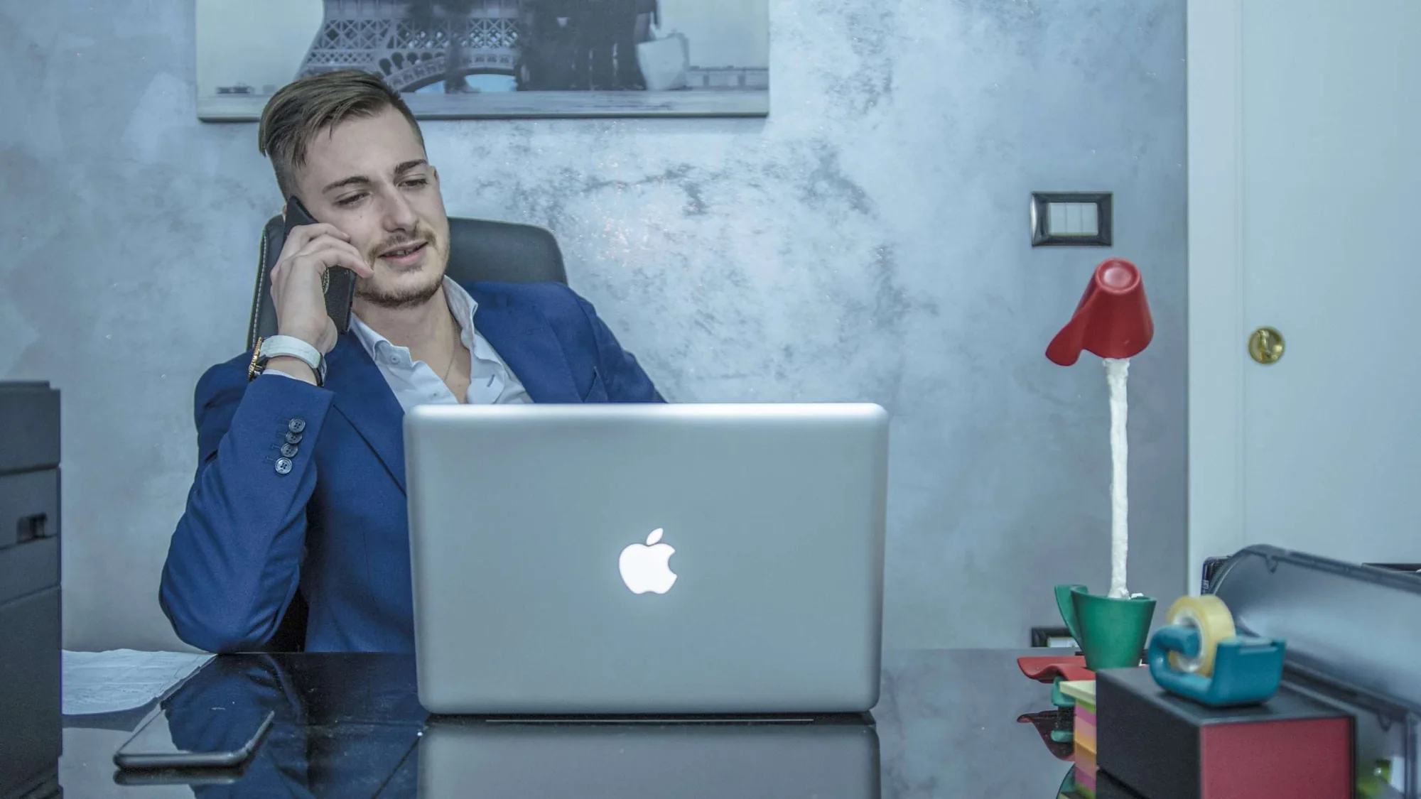 Luca Avallone al telefono con un cliente
