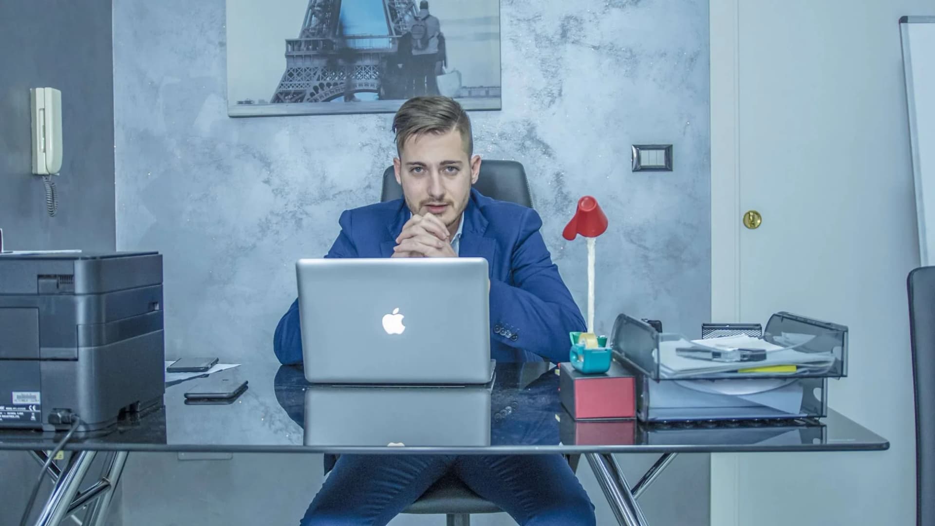 Luca Avallone nel suo studio